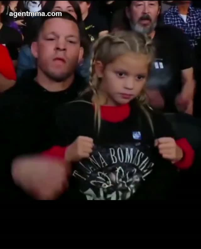Культовый двойной жест Нейта Диаза отпраздновала его дочь на WWE Raw
