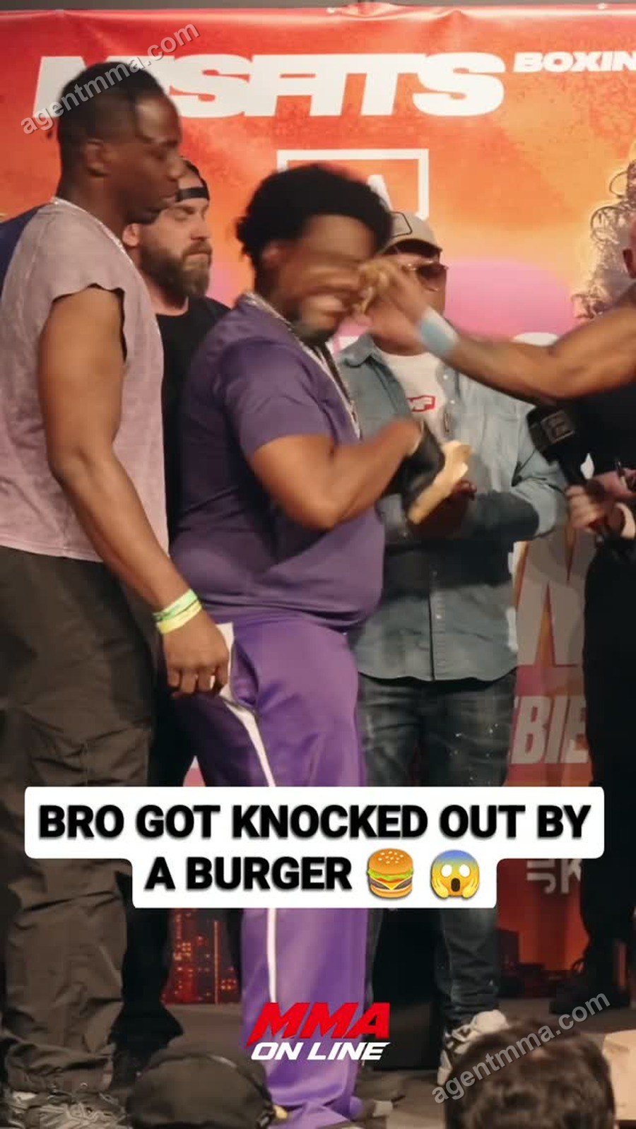 O CARA LEVOU UM BURGER NA CARA DURANTE O FACE-OFF.