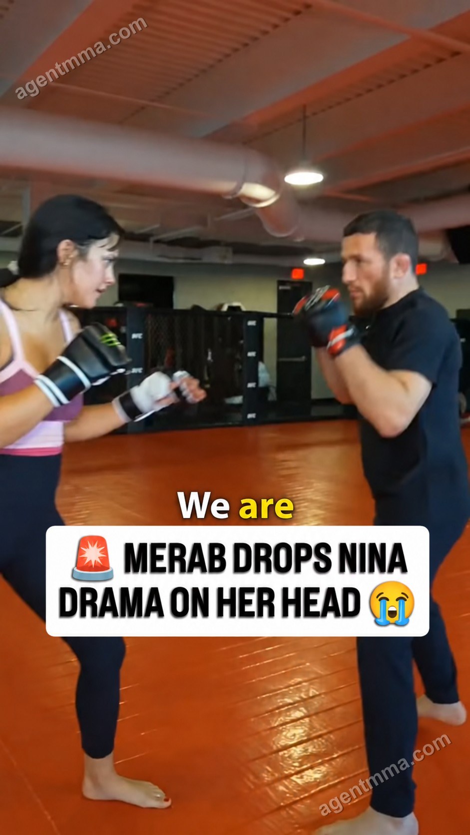 Merab Dvalishvili deja caer a Nina Drama sobre la lona durante una demostración de entrenamiento