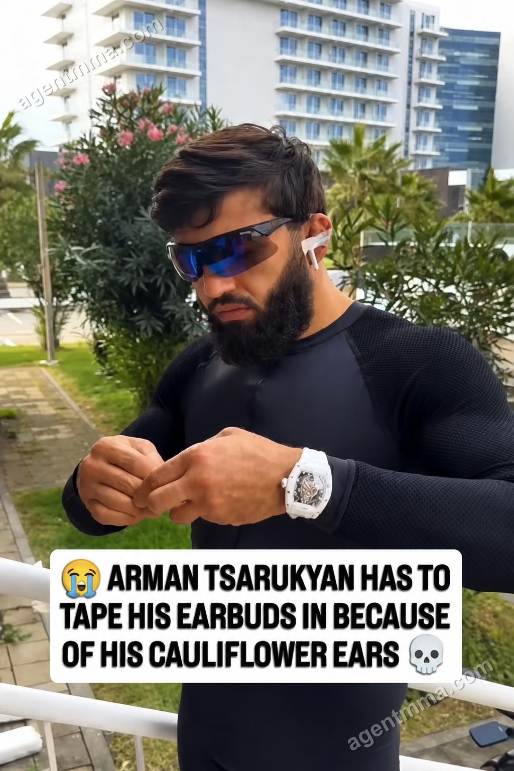 Arman Tsarukyan scotche ses écouteurs en place pour gérer ses oreilles en chou-fleur
