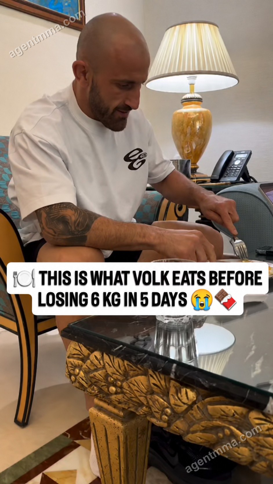 Volkanovski montre son menu d'avant la coupe de poids, qui aurait à perdre 6 kg en cinq jours